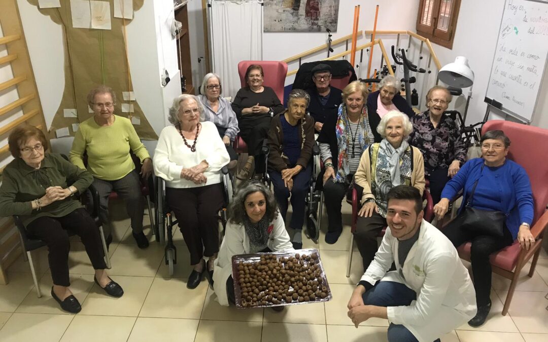 Aprendemos a hacer bolitas de gofio en Residencia Torres de Serranos