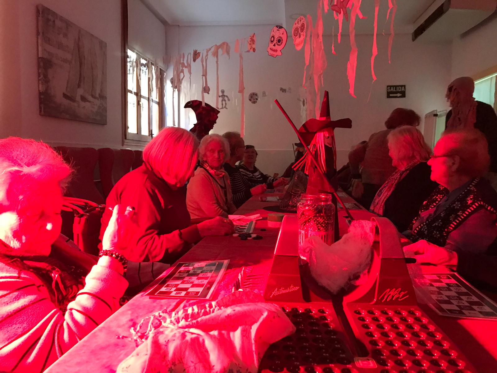 Imagen de la sala de la residencia en una fiesta de halloween