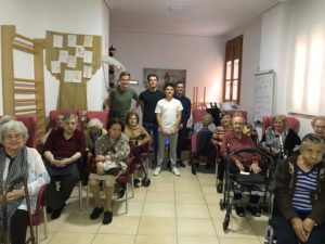 Imagen de un grupo de personas mayores y ponentes antes de la charla