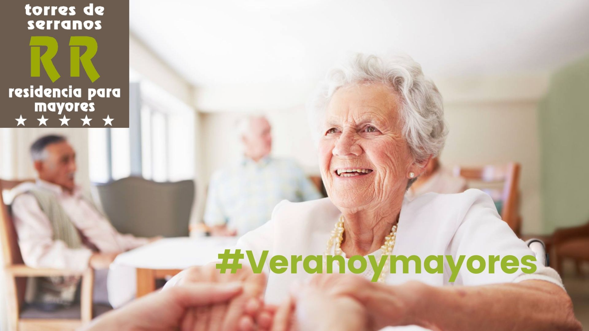 Señora sonriendo con el hashtag verano y mayores.